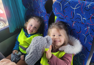 Dziewczynki uśmiechają się w autokarze