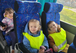 Dzieci siedzą w autokarze