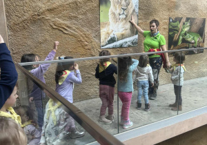 Dzieci oglądają lwa na zdjęciu