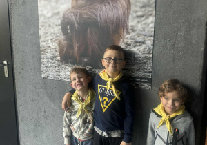 Dzieci pod zdjęciem małpy