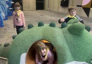 Dzieci w zabawkowym aligatorze