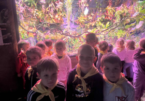 Dzieci na tle rafy koralowej