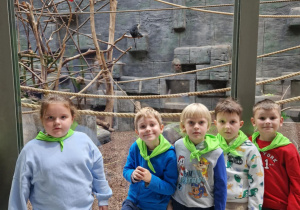 Dzieci na tle wybiegu dla makaków