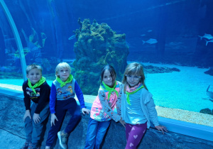 Dzieci podczas przechodzenia przez tunel wodny