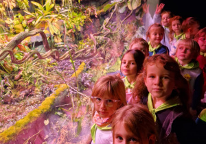 Dzieci oglądają rafę koralową