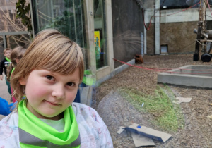 Dziewczynka na tle wybiegu dla goryli