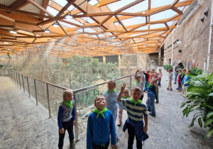 Dzieci przechodzą górą wybiegu dla makaków