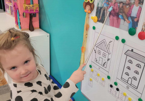 Dziewczynka wskazuje na ilustracji babcię