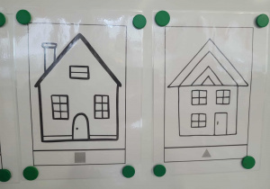 Domy z figurami geometrycznymi kwadratu i trójkąta