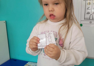 Dziewczynka z ilustracjami osób z rodziny