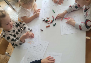 Dzieci kolorują liście na barwy jesienne