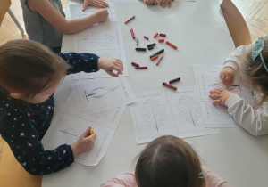 Dzieci kolorują światelko pamięci na żółto