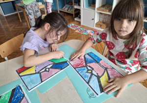 Dziewczynki kolorują witraż na kolorowo