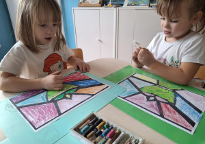 Dzieci wyklejają znicz na zielono