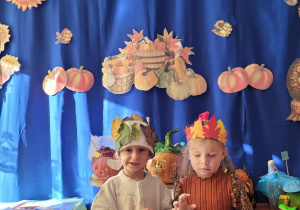 Dzieci w przebraniach jesiennych