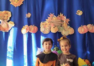 Dzieci w przebraniach dyń
