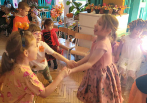 Dziewczynki tańczą w kole