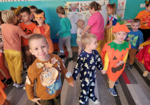 Chłopcy w przebraniach