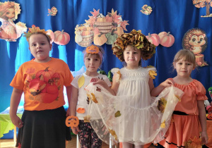 Dzieci w jesiennych przebraniach