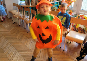 Chłopiec w stroju dyni