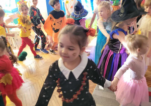 Dzieci robią węża