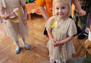 Dziewczynka z liściem na glowie