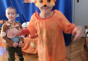 Chłopiec w stroju liska