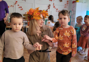 Dwóch chłopców z panią nauczycielką