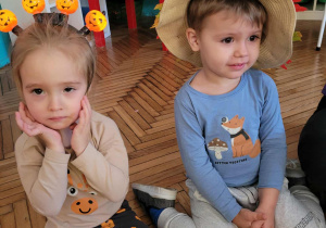 Dziewczynka w opasce z dyni