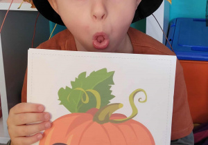 Chłopiec robi logopedyczną minę