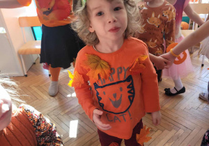 Chłopiec z opaską z liści