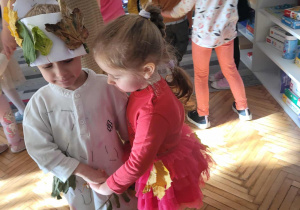 Chłopiec z dziewczynką tańczą w parze