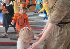 Pani nauczycielka tanczy z dzieckiem