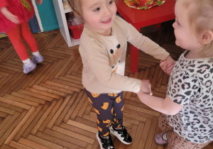 Dwie tańczące dziewczynki