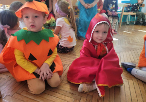 Chłopiec dynia i dziewczynka Czerwony Kapturek