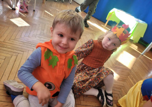 Chłopiec w stroju dyni