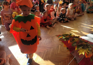 Chłopiec niesie dynię na łyżce