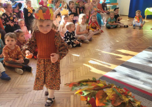 Dziewczyna niesie dynie