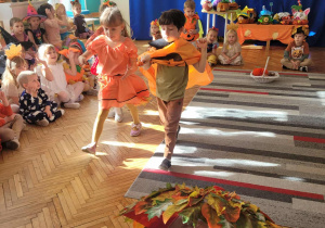 dzieci z dyniami na łyżkach