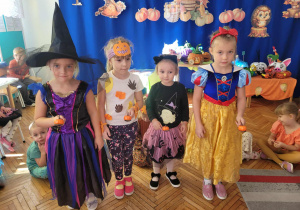 Dzieci z dyniami nałyżkach gotowe do startu