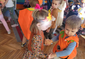 Maluszki tańczące w kole