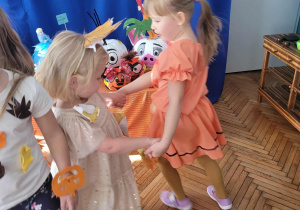 Dziewczynki tańczą w małych kołach