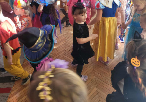 Dzieci swobodnie tańczą