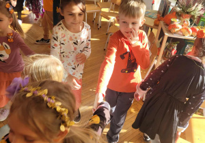 Dzieci tańczą w wężu