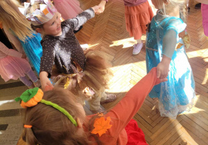 Dzieci tworzą koła i tańczą