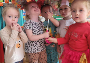 Dzieci pod jesiennym parasolem