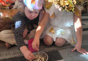 Dzieci zegregują dary jesieni