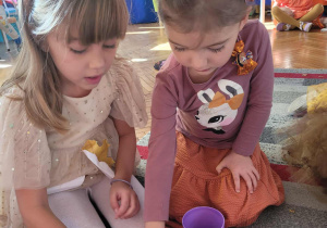 Dziewczynki szukają pestek dyni