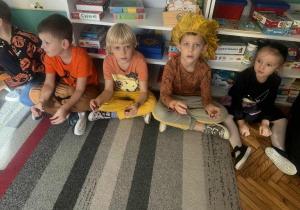 Chłopcy z kasztanami w rękach