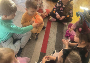 Dzieci podają dynie